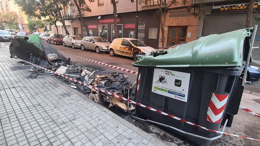 Un grave incendio en el Arrabal afecta a dos coches y a cuatro contenedores