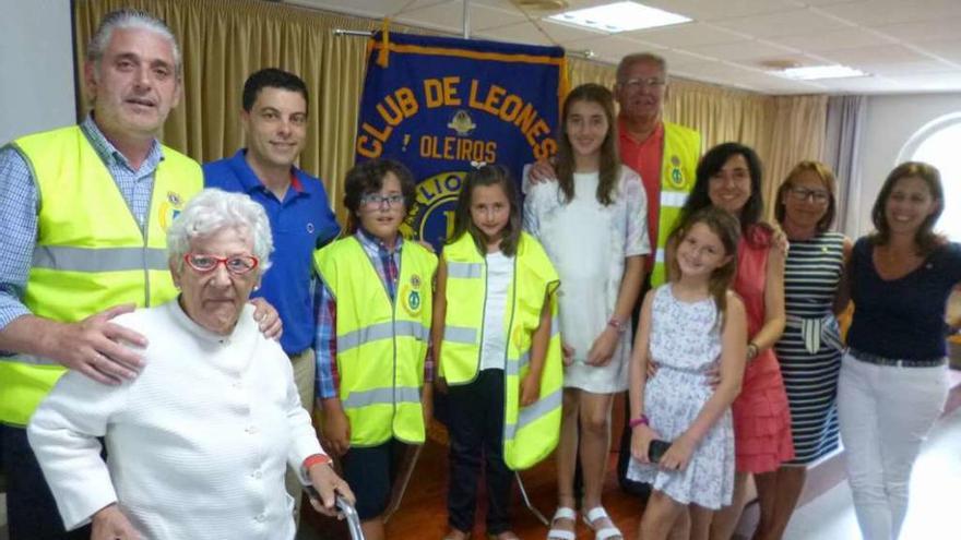 Carmen Martínez, con sus nuevas gafas, junto a integrantes del Club de Leones y el director del centro.