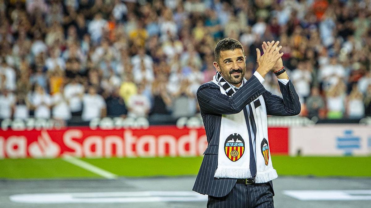Homenaje a David Villa en el césped de Mestalla