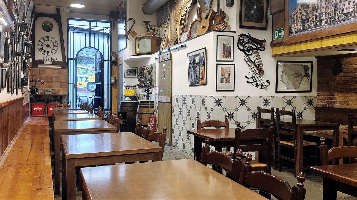 La sala con el antiguo tirador hecho con un motor de 600.