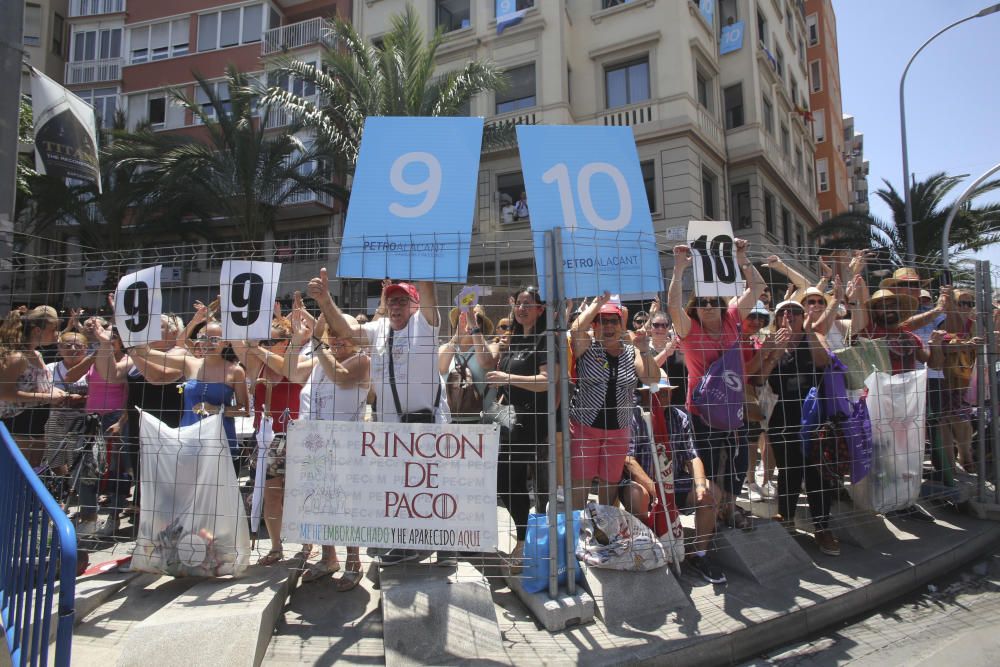 La pirotecnia Del Mediterráneo ofrece una mascletà marcada por la intensidad y con un potente terremoto final a dos alturas que ha provocado la rotura de un cristal del entorno de la plaza y daños en