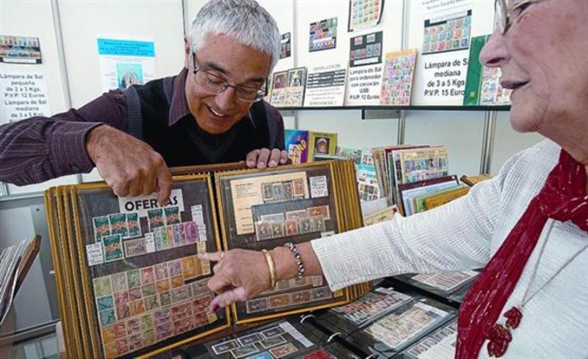 Un estand del saló de filatèlia que se celebra davant de la catedral, ahir. Un estand del saló de filatèlia que se celebra davant de la catedral, ahir.