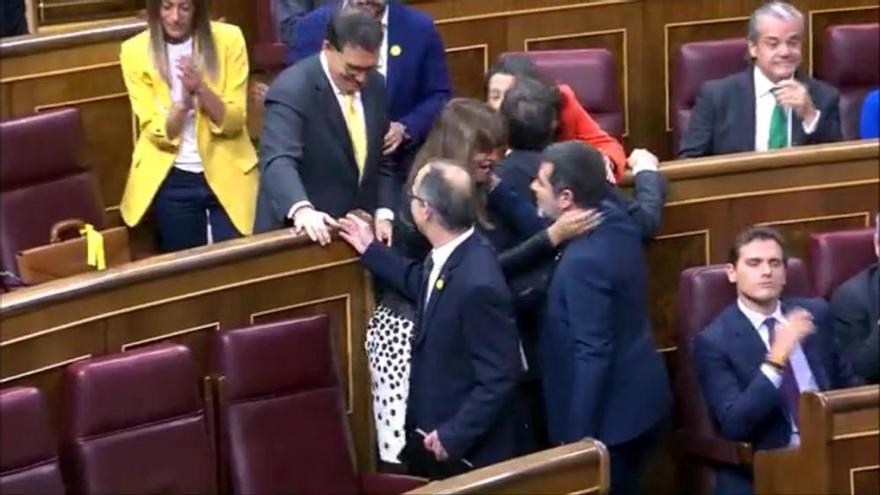 Junqueras se saluda amb Iglesias i Arrimadas fa dos petons a Sànchez, Rull i Turull