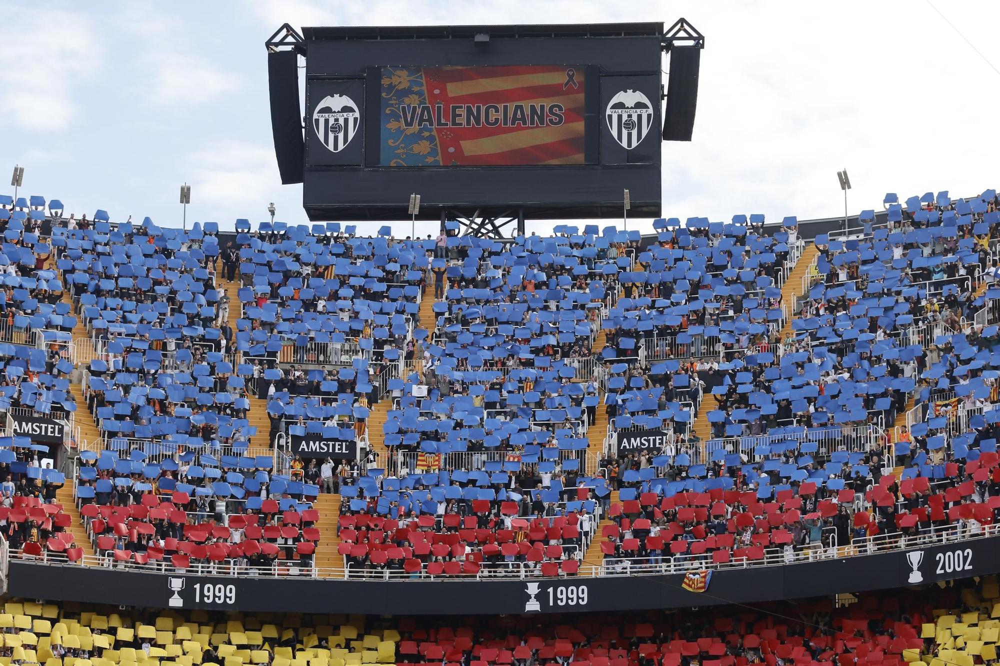 Homenaje en Mestalla a las víctimas de la DANA antes del Valencia-Betis, en imágenes