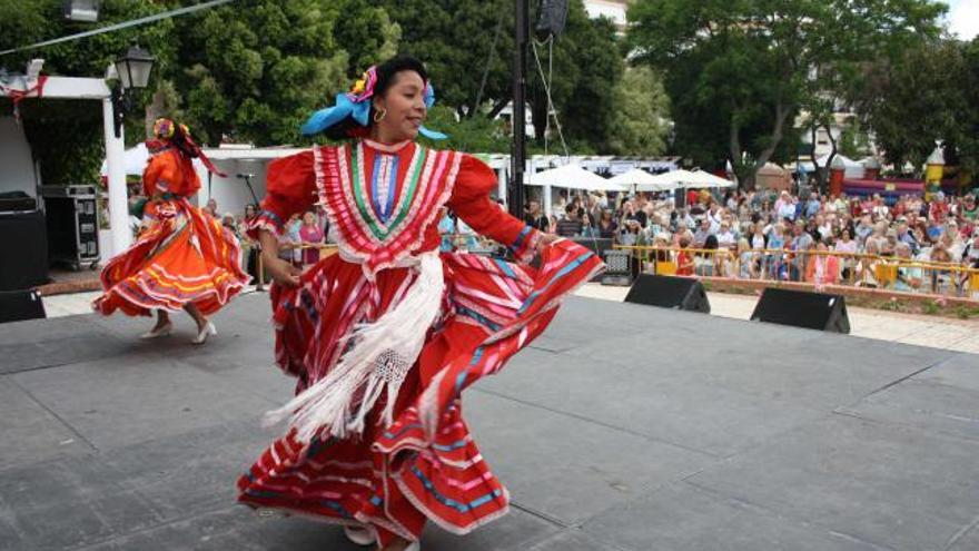 Un grupo de baile mexicano puso la nota de color ayer sobre el escenario principal del Festival Internacional, en la plaza Virgen de la Peña.