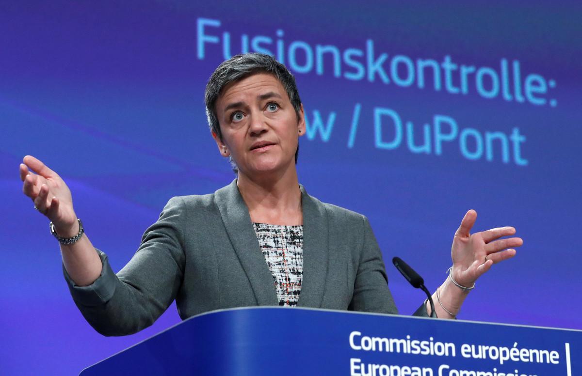 European Competition Commissioner Margrethe Vestager holds a news conference after Dow Chemical gained conditional EU antitrust approval on Monday for their $130 billion merger by agreeing to significant asset sales, one of a trio of mega mergers that will redraw the agrochemicals industry, in Brussels, Belgium March 27, 2017.  REUTERS/Yves Herman