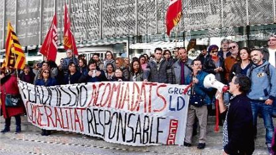 La protesta que el sindicat CCOO va realitzar dilluns davant la seu del Govern de la Generalitat a Girona.