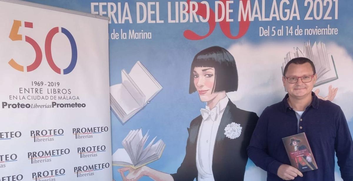 El escritor Patrick Tuite Briales, con su última obra, a beneficio de Proteo. | LA OPINIÓN