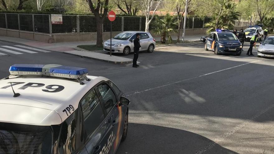 Control policial en uno de los accesos a Elda