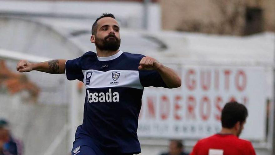 Omar Sampedro celebra el gol que metió en la ida al Astur.