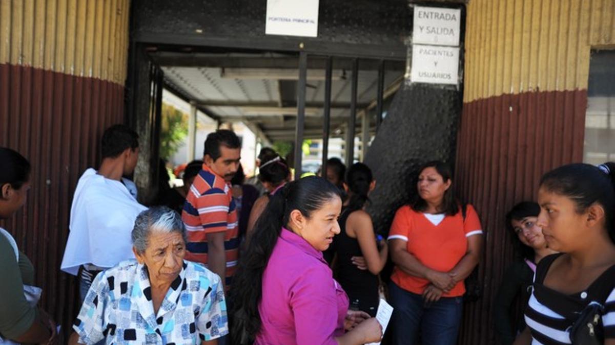 Salvadoreños a las puertas del hospital donde está ingresada Beatriz.