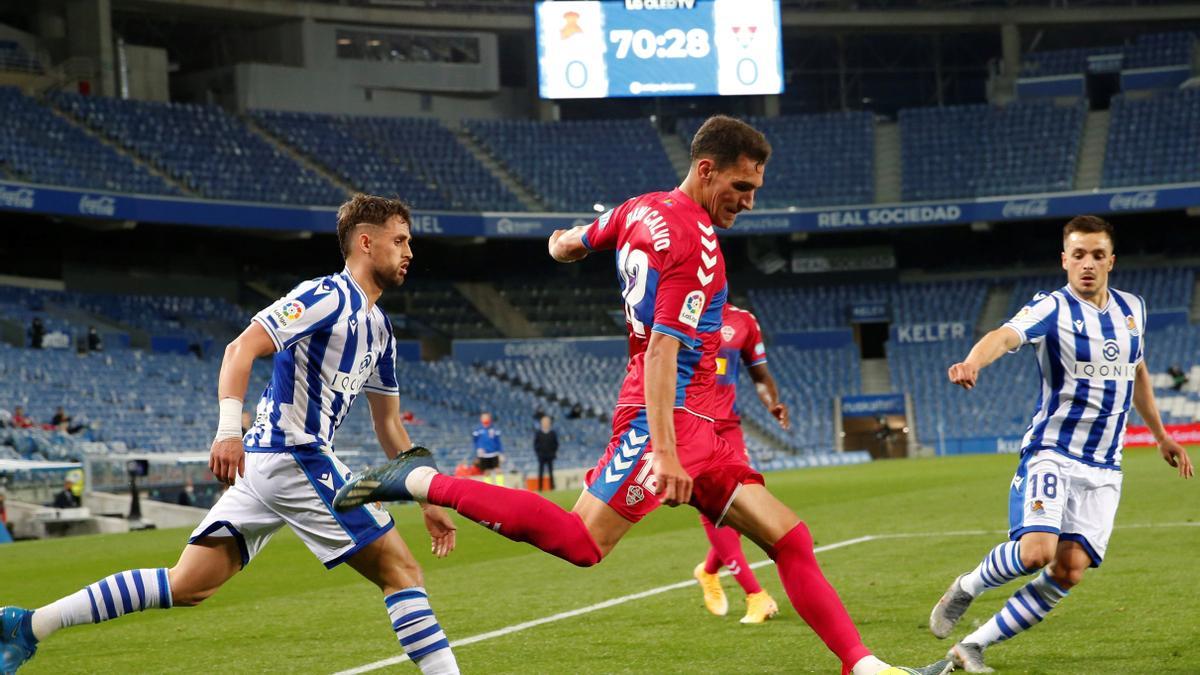 Dani Calvo despeja un balón ante dos jugadores de la Real Sociedad