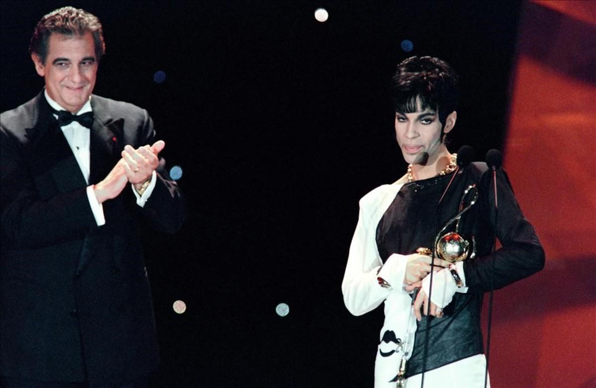 Plácido Domingo entrega el premio a Prince en la ceremonia de los World Music Awards en Mónaco 1994.