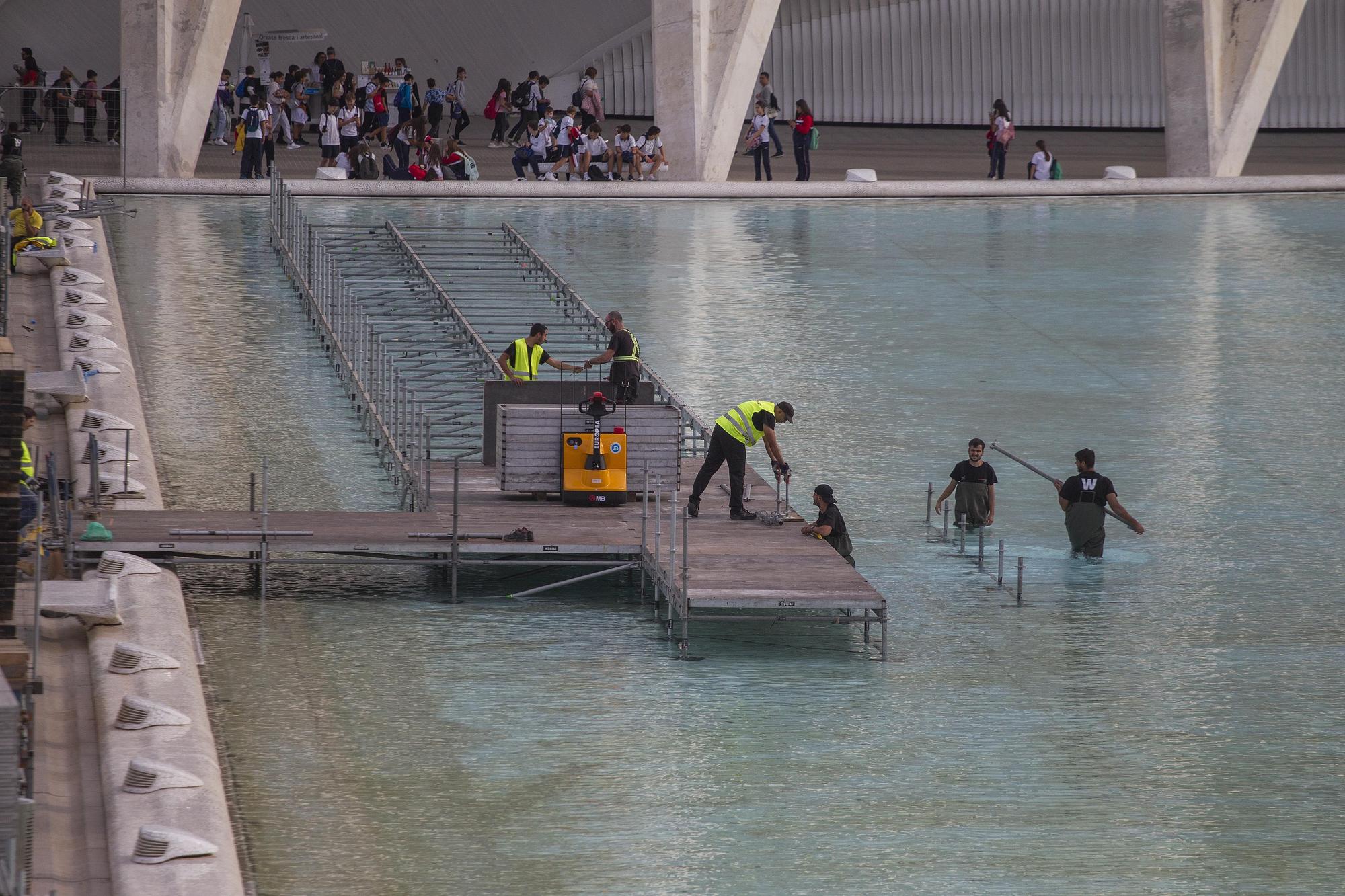 Empieza el montaje de la pasarela de meta del Maratón de València