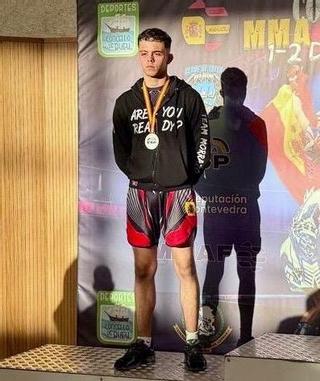 Sergio García, en el podio tras proclamarse subcampeón de España en Bueu.