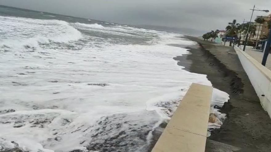 El temporal de Levante se lleva la playa de Ferrara en Torrox