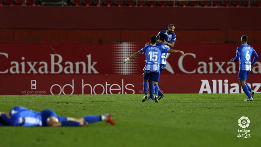 Los jugadores del Málaga felicitan a Cifu tras lograr éste el gol de la victoria ante el Mallorca en Son Moix.