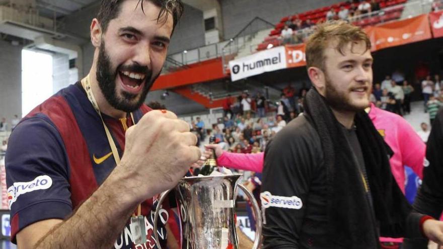 Raúl Entrerríos celebra el título de Copa logrado el pasado año por el Barça en Gijón.