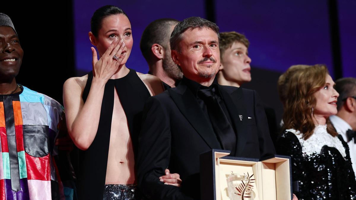 Renate Reinsve i Cristian Mungiu, amb la Palma d'Or per 'Fjord'.