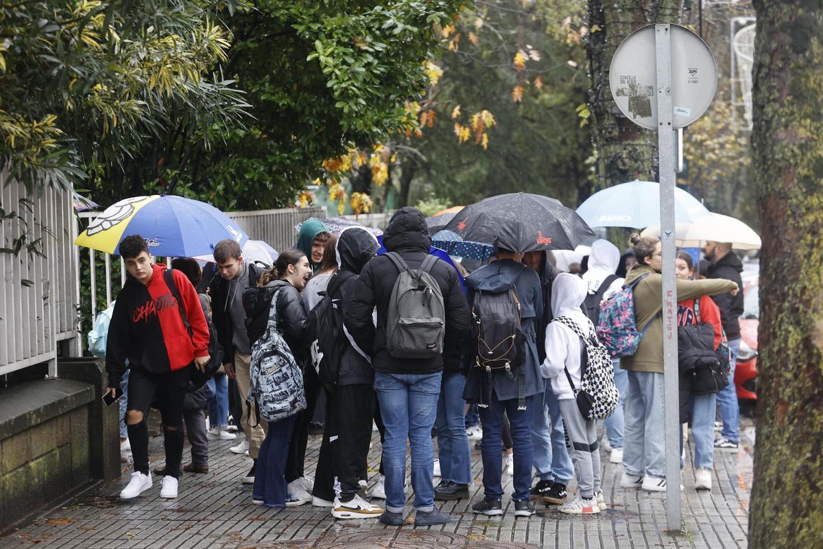 ESCOLARES A LA SALIDA DE UN INSTITUTO DE VIGO