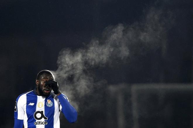 El delantero del Porto Moussa Marega gesticula durante el partido de fútbol de la Liga Portuguesa entre GD Chaves y FC Porto en el estadio Manuel Branco Teixeira en Chaves.