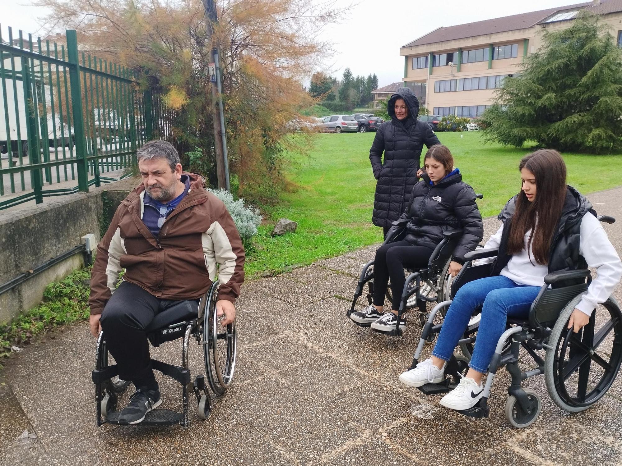 Así fue el paseo en silla de ruedas de los estudiantes del IES de Llanera