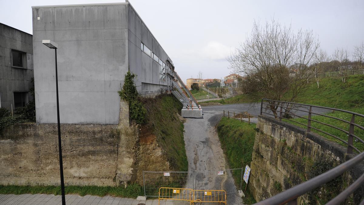 El aparcamiento de la parte trasera lleva meses cerrado por daños en el edificio. // Bernabé/Javier Lalín