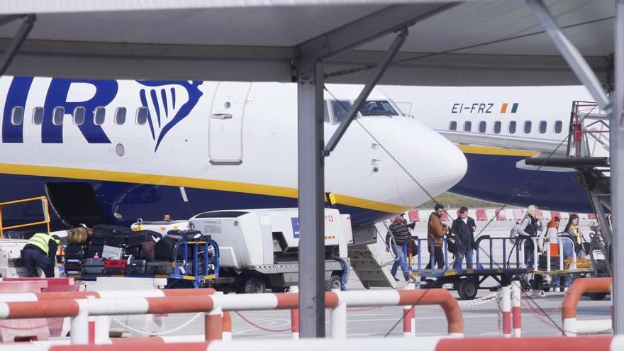 Viatgers baixant d&#039;un vol de Ryanair, a Girona