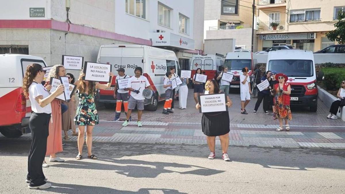Personal de la Crux Roja Ibiza durante la protesta en las puertas de las oficinas