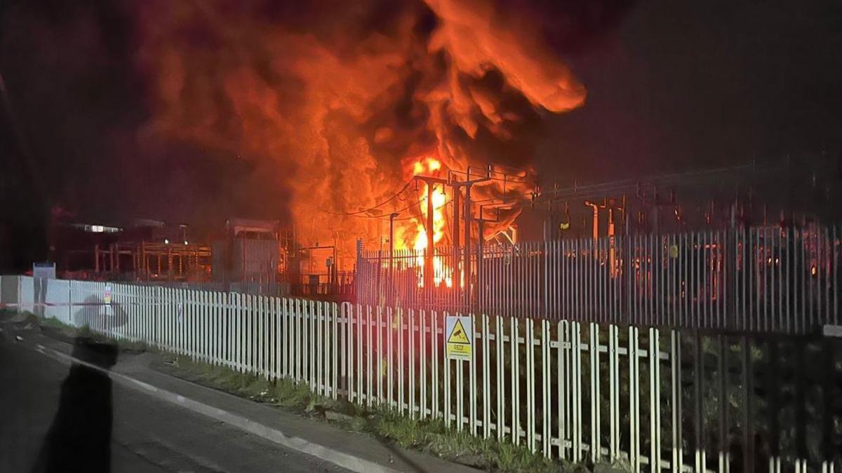 Un incendio en una subestación eléctrica obliga a cerrar el aeropuerto de Heathrow de Londres Un incendio en una subestación eléctrica obliga a cerrar el aeropuerto de Heathrow de Londres