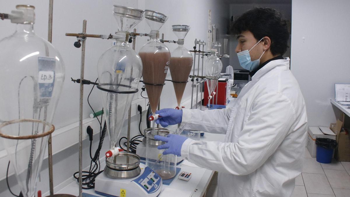 Un treballador de Lantxaga analitzant si la carn de senglar té triquinosi al laboratori de l'empresa de Fornells de la Selva.