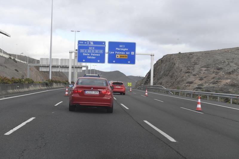 01-04-20  LAS PALMAS DE GRAN CANARIAS. AUTOPISTA. LAS PALMAS DE GRAN CANARIA. Colas a la entrada a la ciudad.    Fotos: Juan Castro.  | 01/04/2020 | Fotógrafo: Juan Carlos Castro