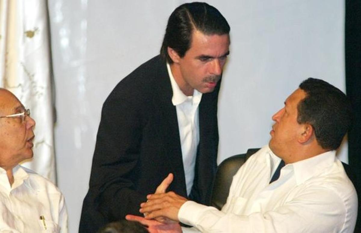 José María Aznar i Hugo Chávez conversen, durant la cimera iberoamericana celebrada el novembre del 2002.