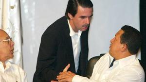 José María Aznar y Hugo Chávez conversan, durante la cumbre iberoamericana celebrada en noviembre del 2002.
