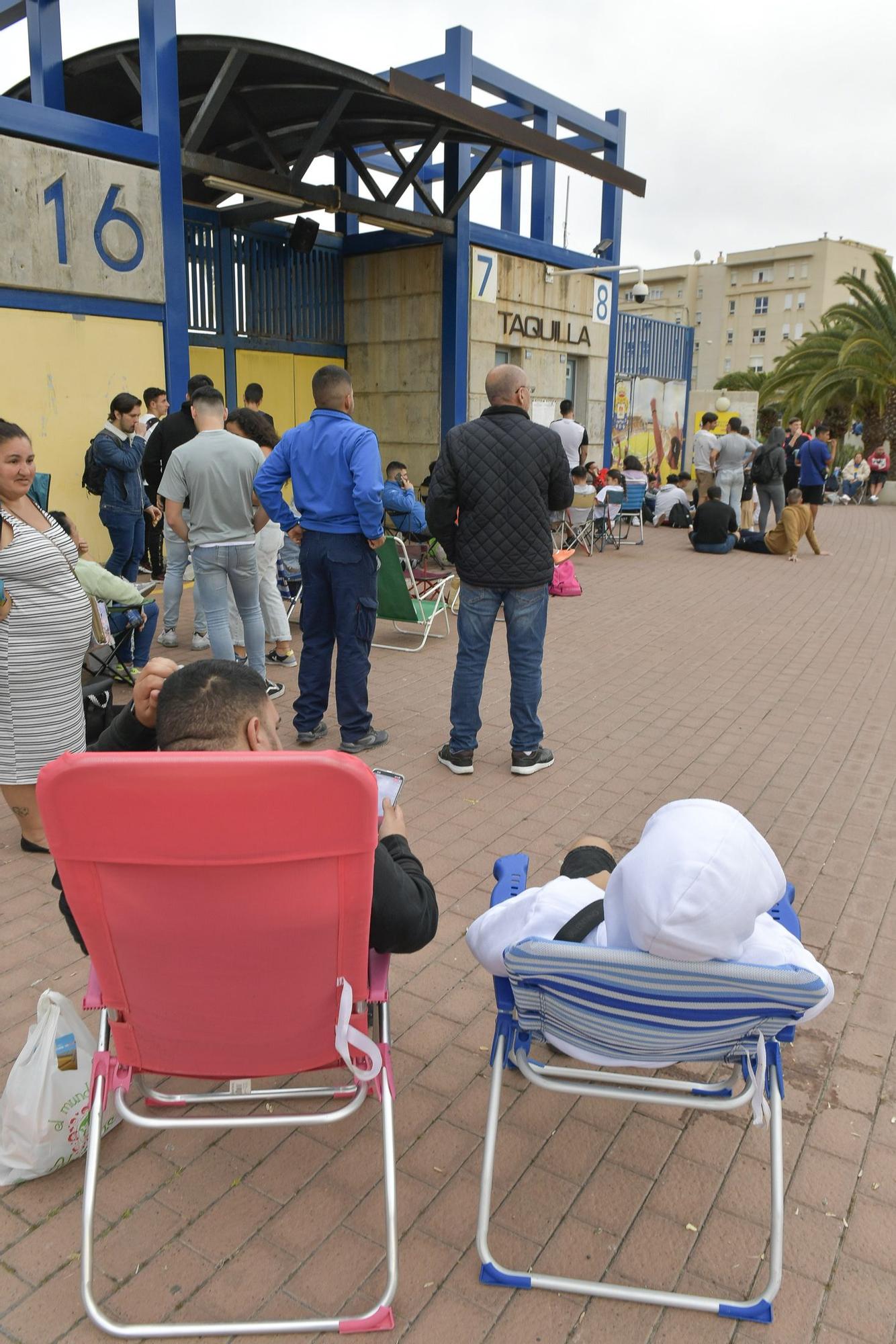 Colas para conseguir una entrada para el derbi canario