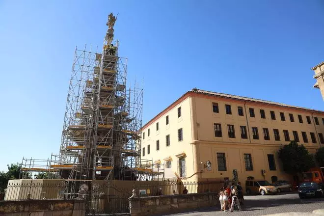 Las peñas mantienen la verbena de la plaza del Triunfo: una valla de seguridad rodeará los andamios montados para la limpieza del San Rafael