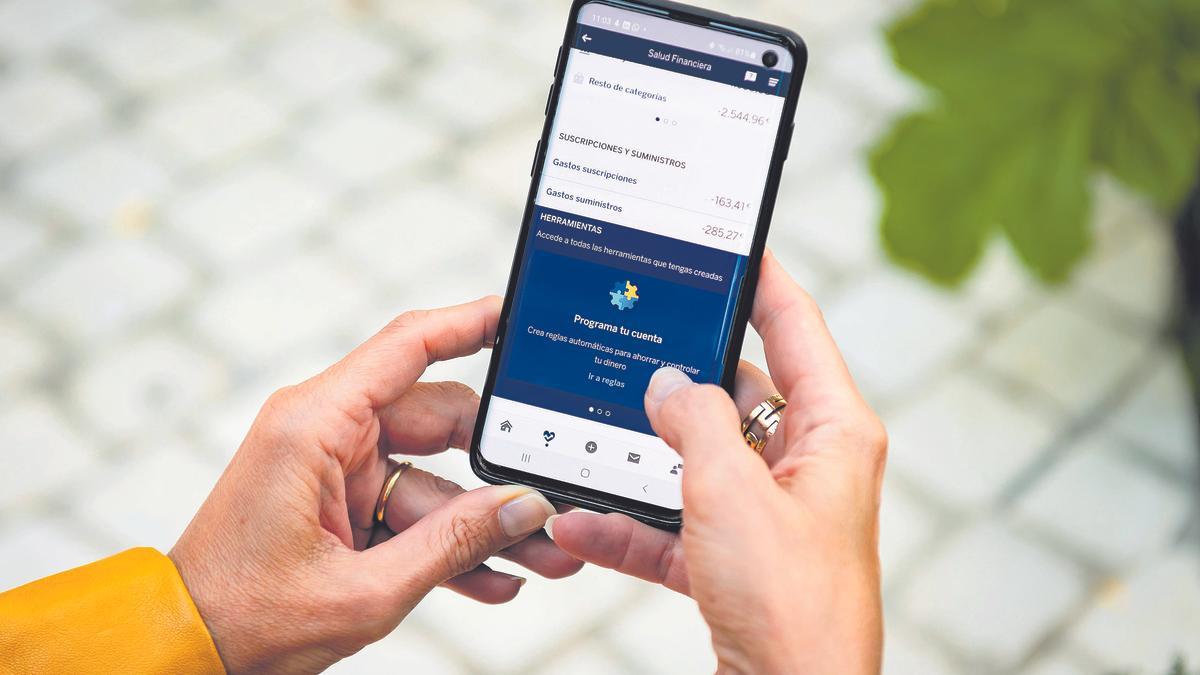 Una cliente consulta la aplicación móvil de BBVA