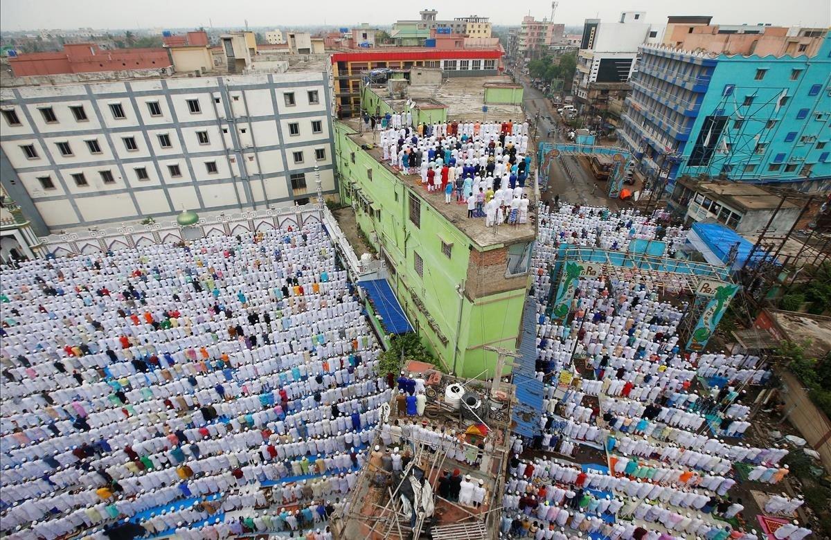 Los musulmanes ofrecen oraciones al Eid al-Fitr que marcan el final del santo mes de ayuno del Ramadán en Howrah, en las afueras de Kolkata, India.