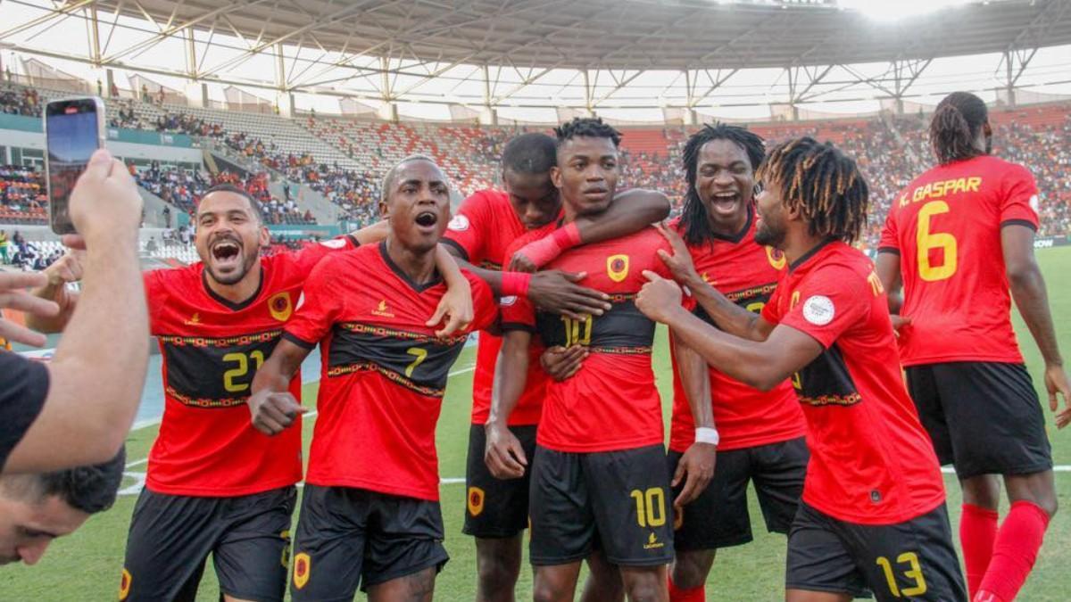Los jugadores de Angola celebran un gol