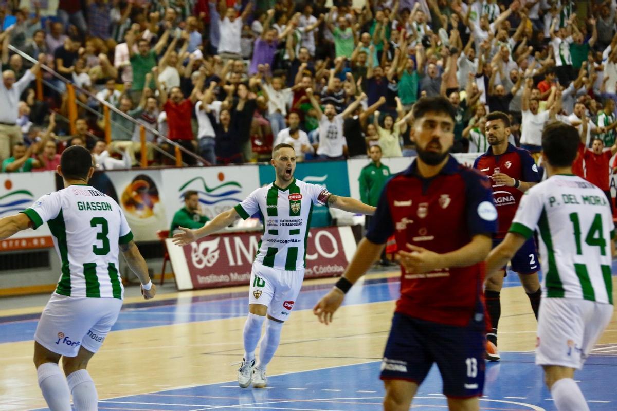 Manu Leal celebra el gol de la victoria del Córdoba Futsal ante el Xota en el primer partido del club cordobés en Primera Divisiión.
