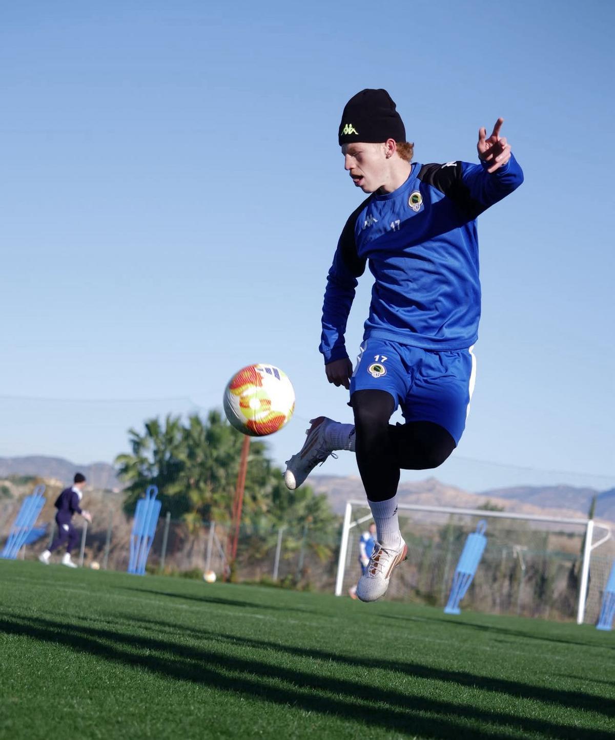 Jeremy controla el balón haciendo una filigrana, durante un entreno.