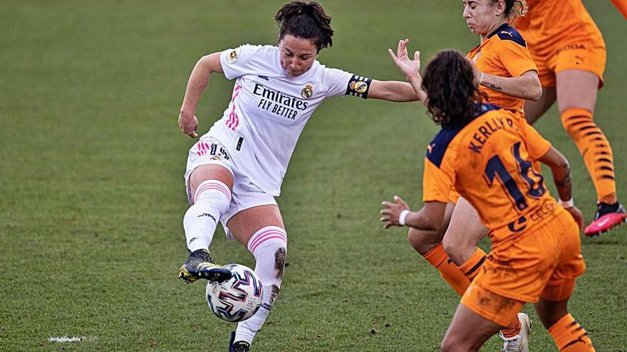 Ivana, capitana del Madrid y exvalencianista, chuta. | EFE/RODRÍGO JIMÉNEZ