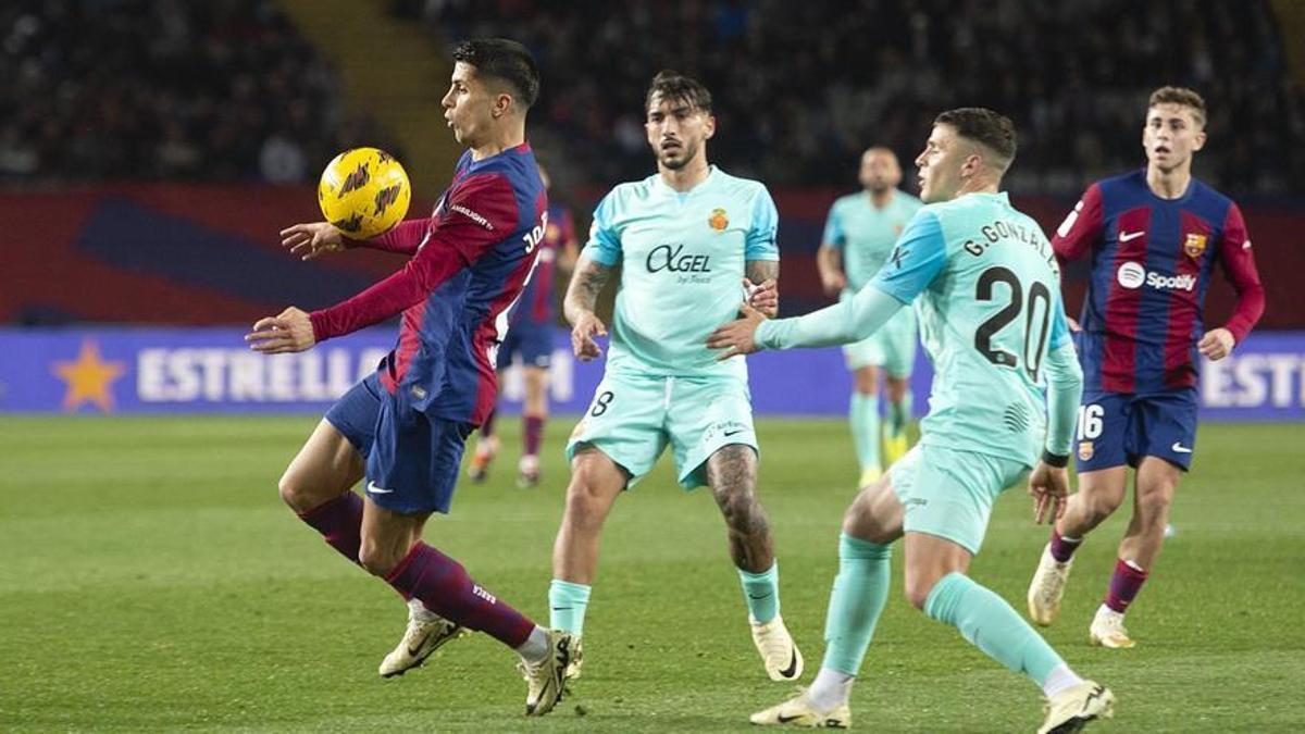 Cancelo, en un momento del Barça-Mallorca en Montjuïc.