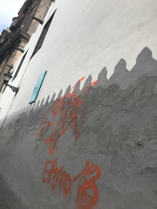 Vegueta amanece plagada de pintadas