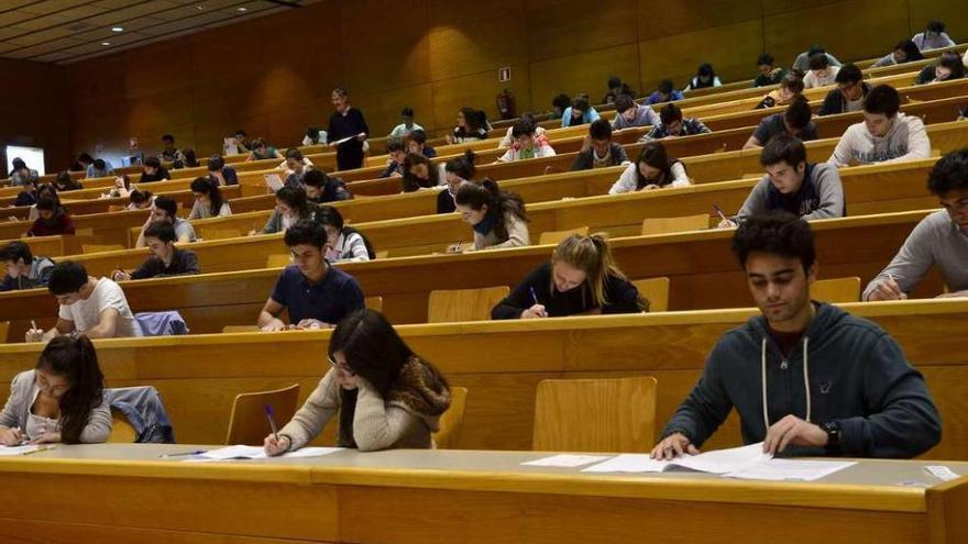 Alumnos realizan exámenes en una clase. iria fernández