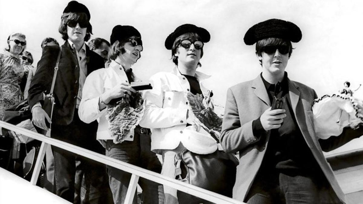 The Beatles, a su llegada a El Prat en 1965.