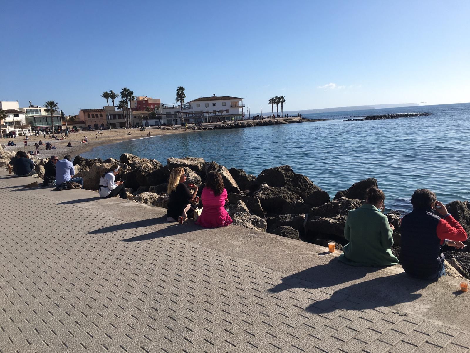 El buen tiempo anima las playas de Palma