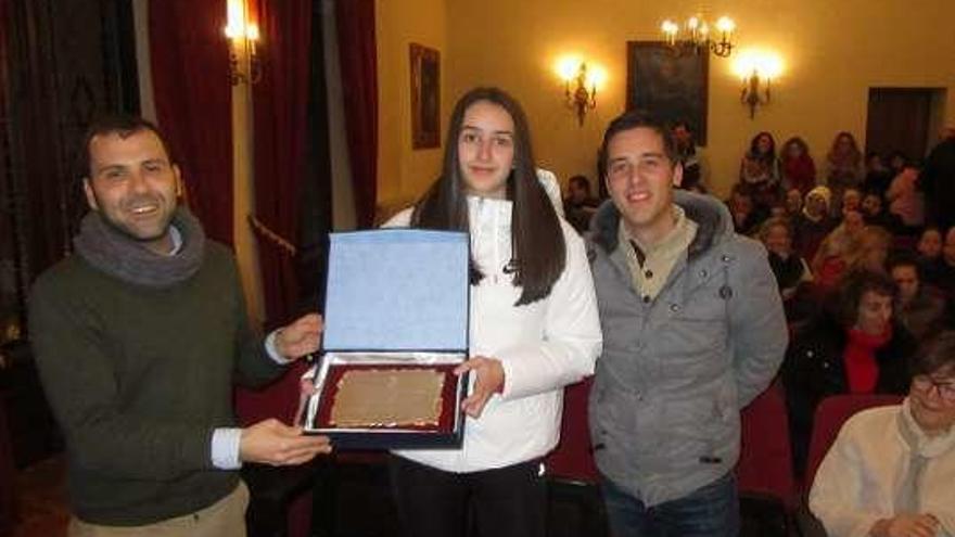 Dago recibe la placa de manos de José Manuel González.