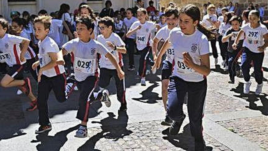 Los niños y niñas inician la carrera en la zona de Viriato.