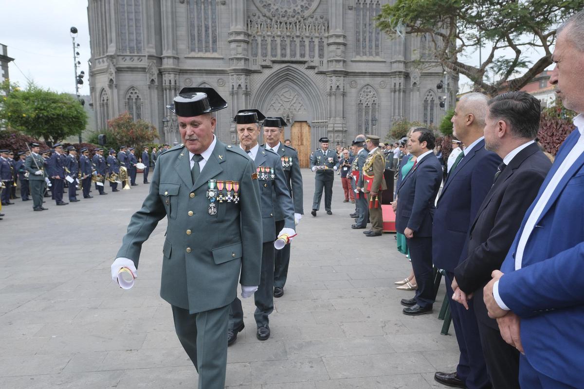 Los guardias civiles, recogiendo su diploma.